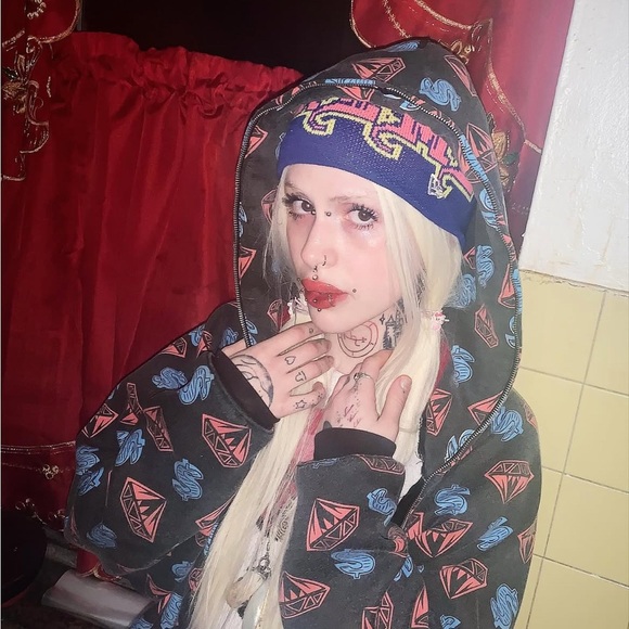 Meet your Posher, Mona - Picture 3 of 4